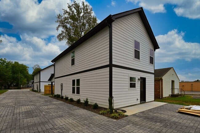 Building Photo - 146 N Trigg Ave