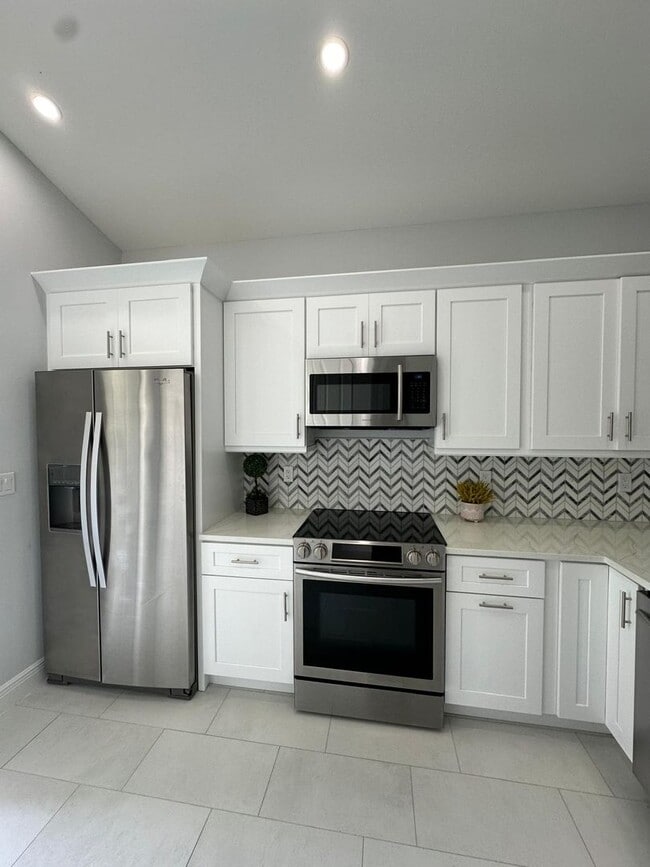 Building Photo - Single Family Home in San Carlos - STUDENTS WELCOME