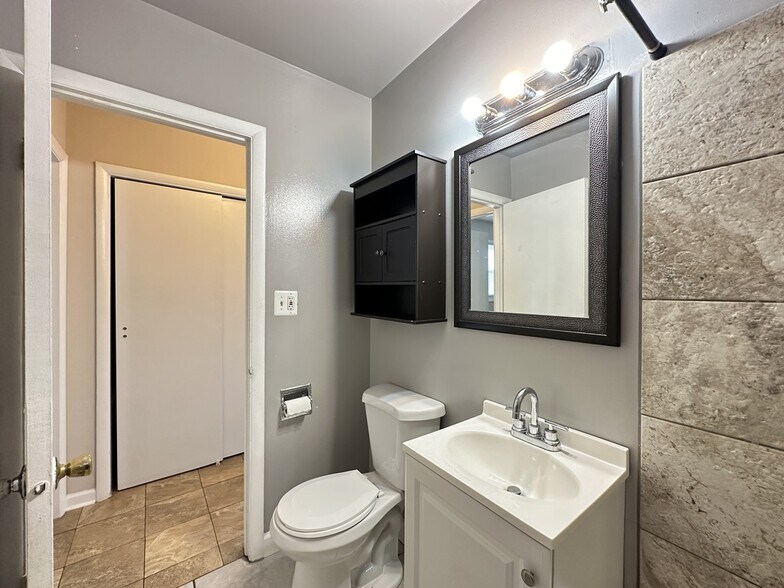 Building Photo - 9610 Ivanhoe Ave