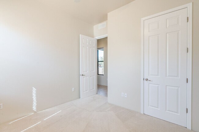 Building Photo - Rare find for this 4 bedroom/3 bath, exqui...