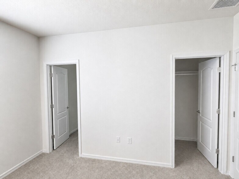 Building Photo - 2294 WASHINGTON PALM CT