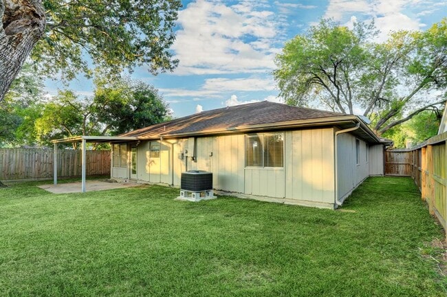 Building Photo - 219 Greenshire Dr