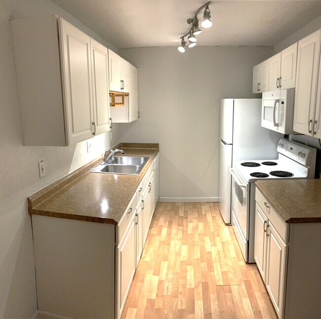 Building Photo - 1400 Golden Cir