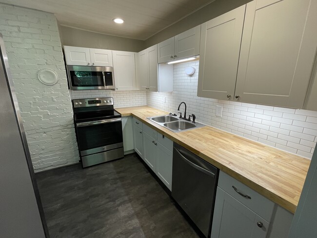 Kitchen - 2337 Morton Ln