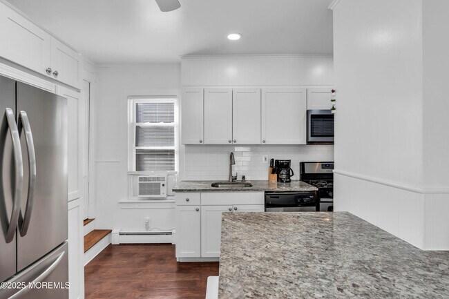 Building Photo - 6 Center St