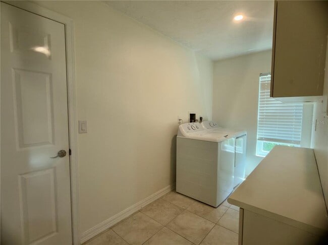 Building Photo - 4001 Oakhurst Dr