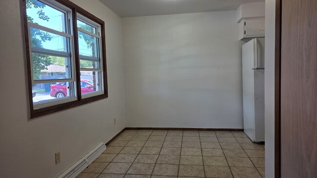 Building Photo - "3-Bed Townhouse with 1.5 Baths in Appleton!