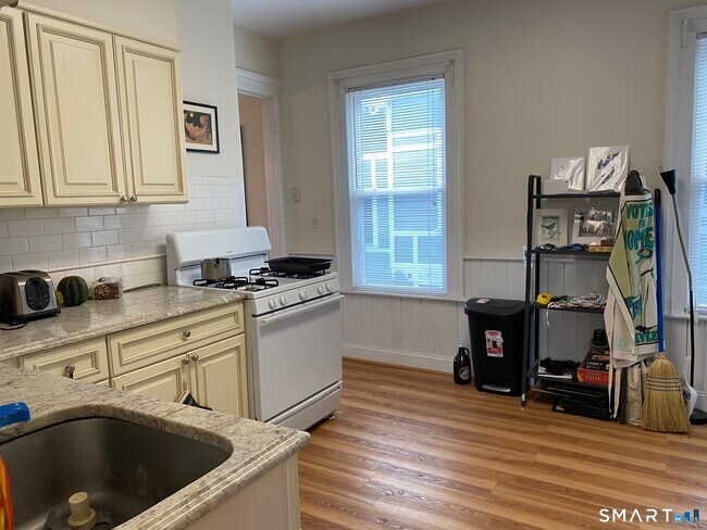 Building Photo - 118 Lawrence St