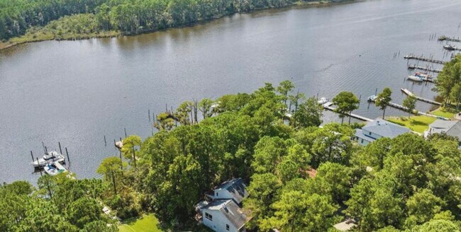 Building Photo - Waterfront Home 50' Dock Protected Inlet- 3BR/2BA 90 Day Lease