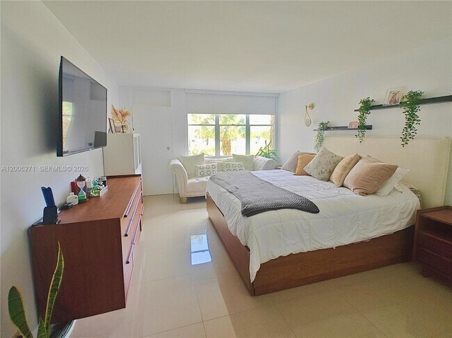 Building Photo - 16300 Golf Club Rd