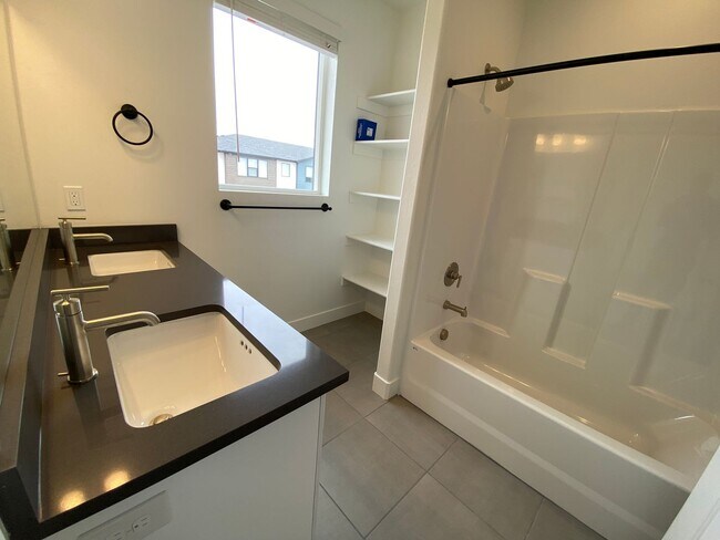 Building Photo - Beautiful Newer Rockwell Ranch Townhome (End Unit)