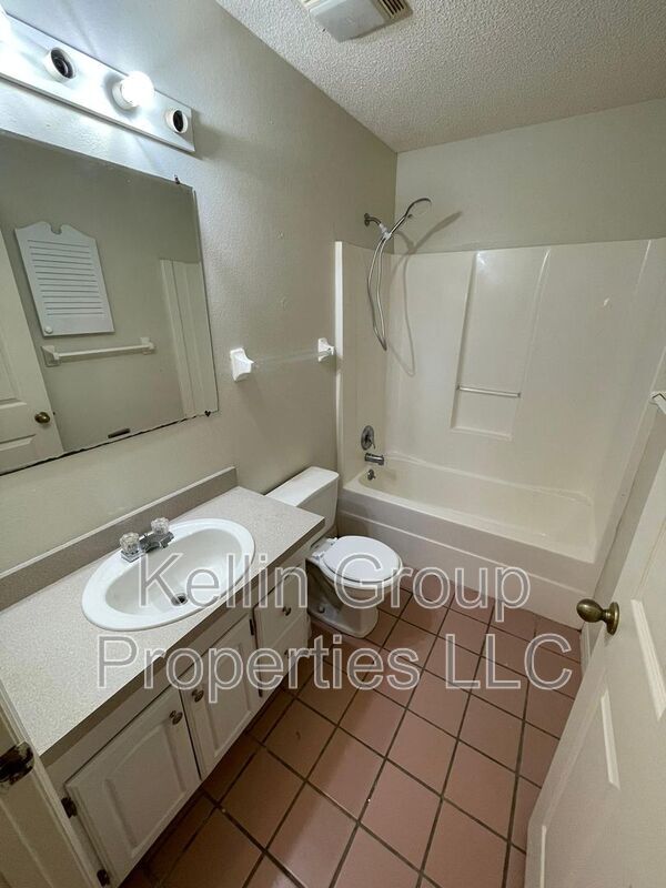 Building Photo - 161 Rebecca Dr NE