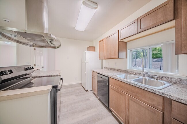 Building Photo - 2472 Hawks Ave