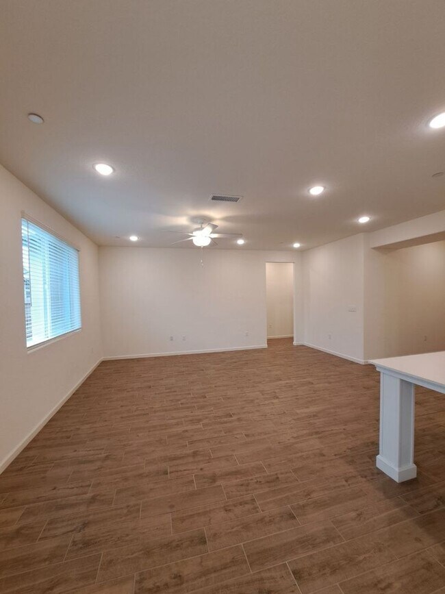 Building Photo - 3 Bedroom Home Near Armstrong & Olive!