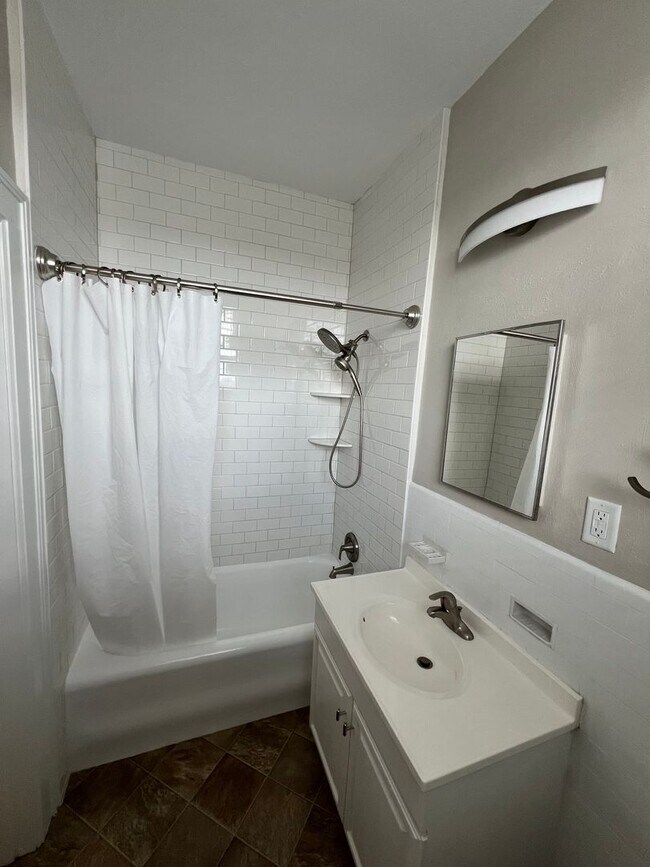 Building Photo - 1 Bedroom/1 Bath in the Historic District