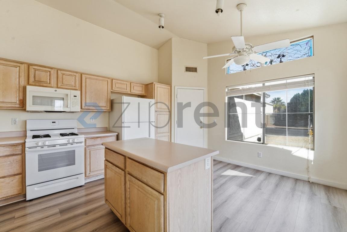 Building Photo - 13418 N 82nd Ln