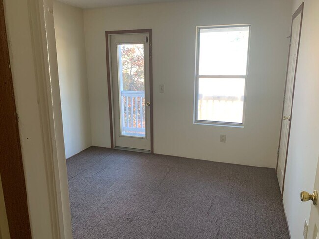 Building Photo - Alluring Homestead