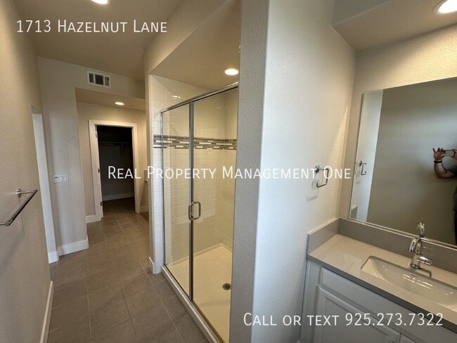 Building Photo - 1713 Hazelnut Ln