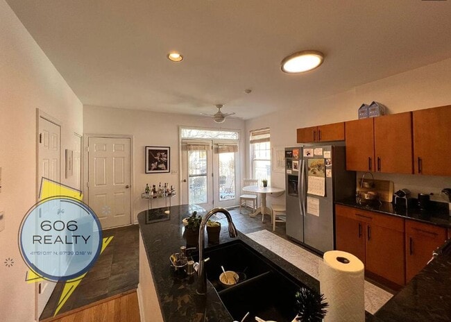 Building Photo - Beautiful, Single Family Townhome, Great L...