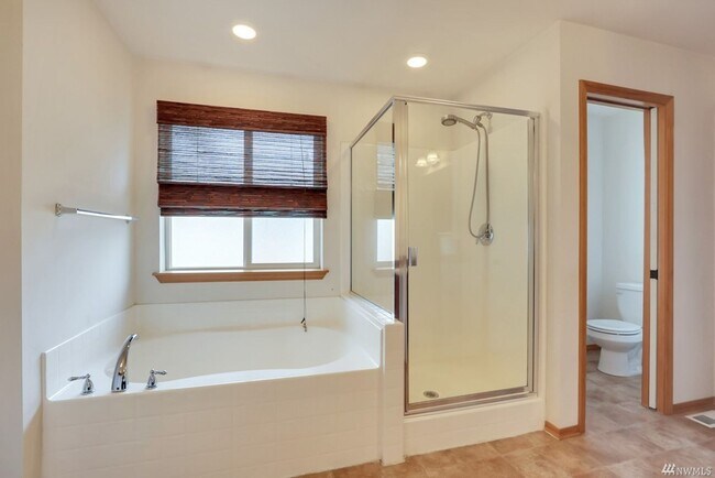 Building Photo - Beautiful home on corner lot!