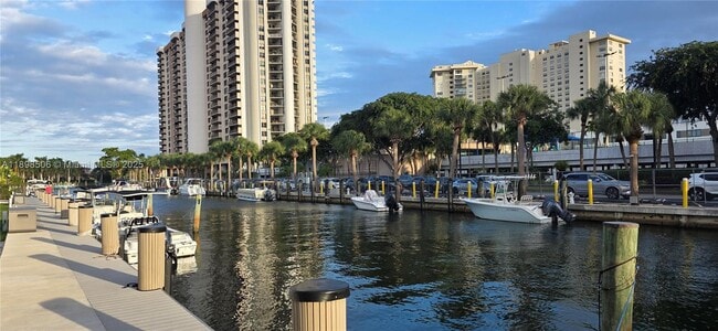 Building Photo - 1650 NE 115th St