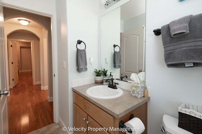 Building Photo - Beautifully Maintained Single Level Home with AC!