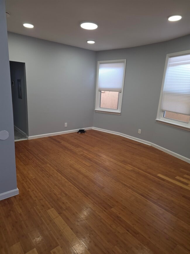 Building Photo - 146 Clarke Ave