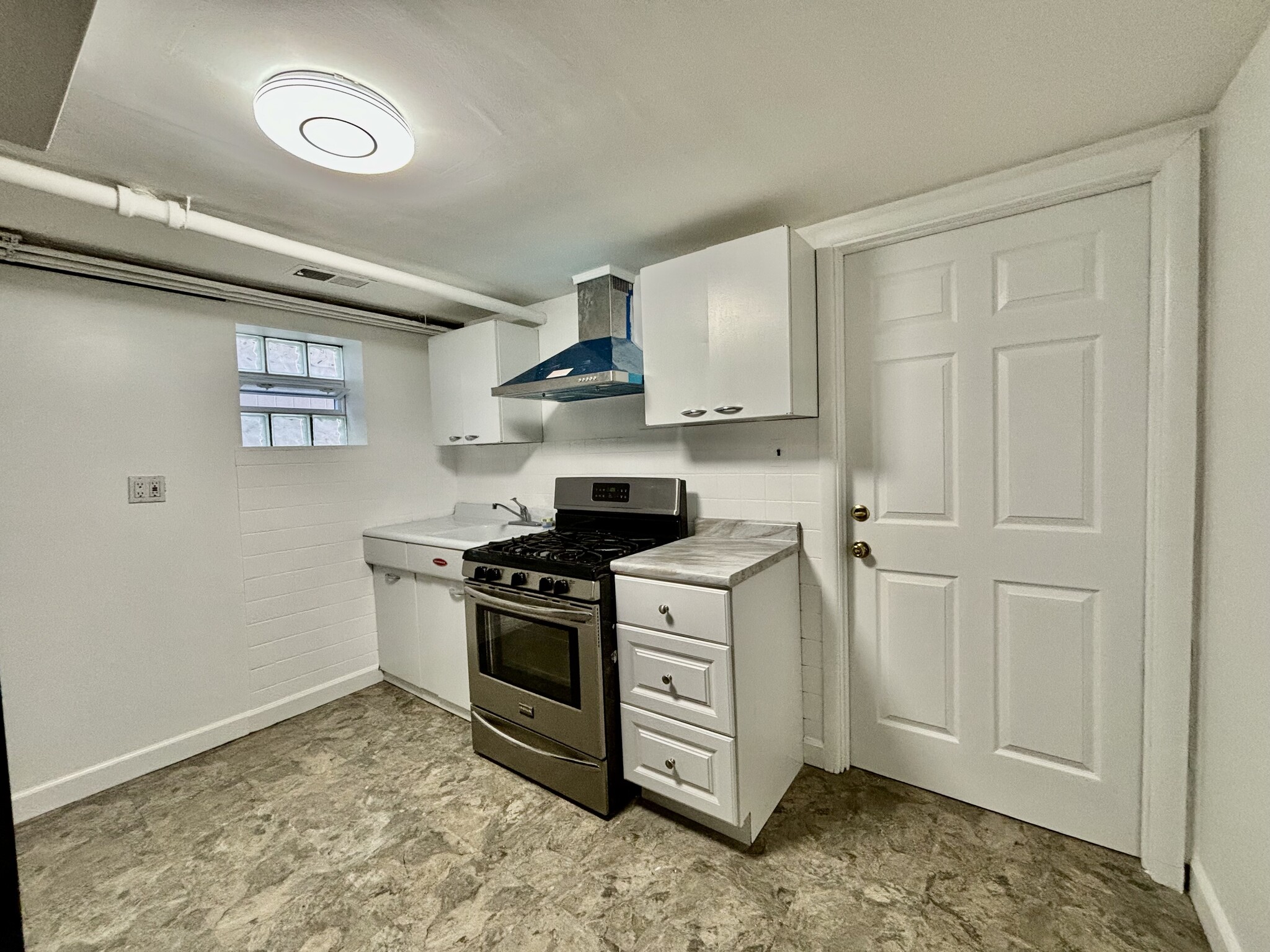 Kitchen with appliances - 2642 W Farragut Ave