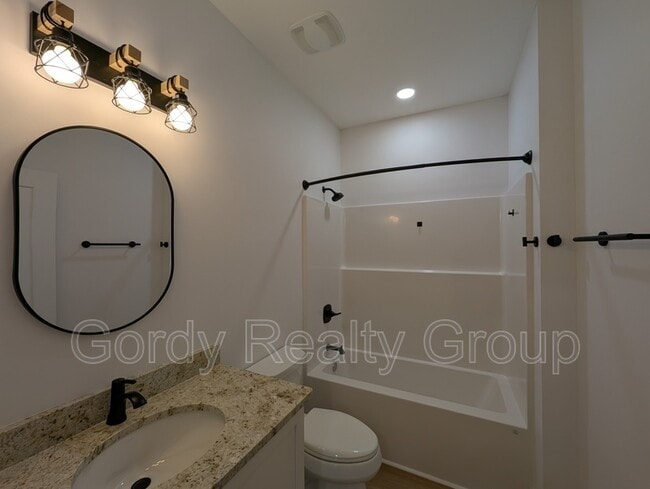 Building Photo - 2984 Russ St