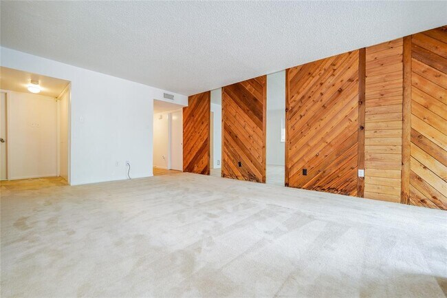 Building Photo - 17401 Red Oak Dr