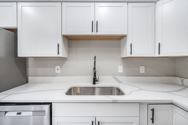 Building Photo - 10701 Houck Dr