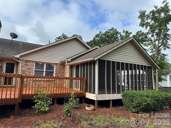 Building Photo - 413 Parallel Dr