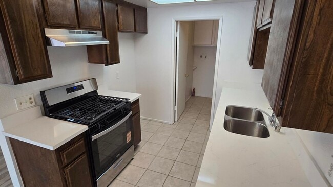 Building Photo - Yorba Linda 2 Bed Townhouse for Lease - Newly Remodeled