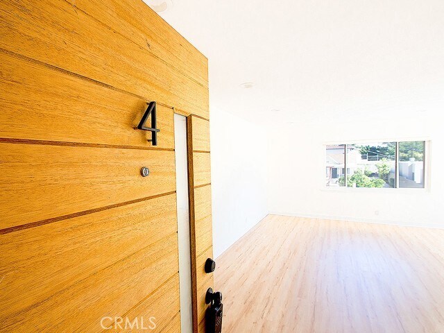 Building Photo - 2027 Vista Del Mar Ave