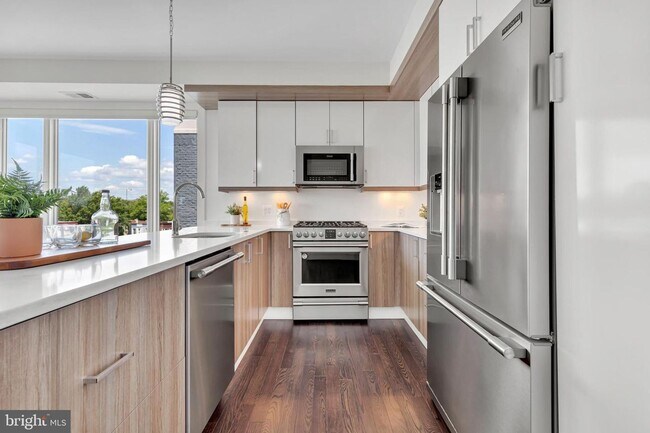 Building Photo - Sunny & Spacious NoMa penthouse with off-s...
