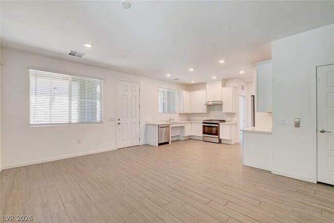 Building Photo - 5730 Sky Pointe Dr