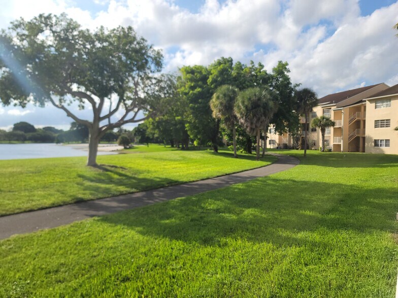 Building Photo - 15285 SW 107th Ln