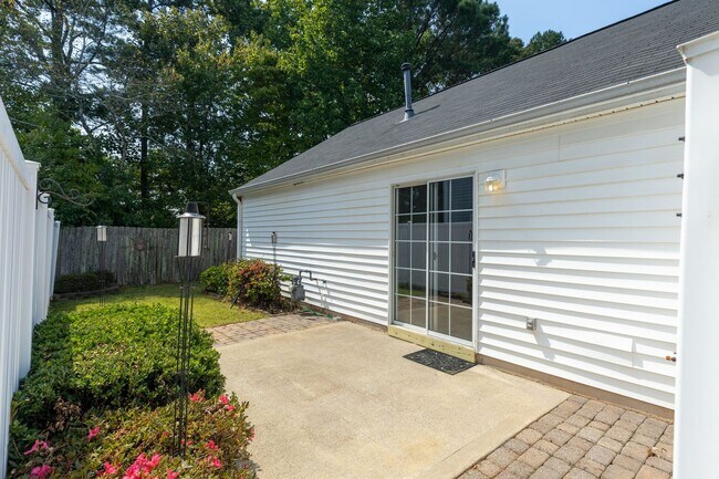 Building Photo - 2 bed/2 bath bungalow in the wonderful Bri...