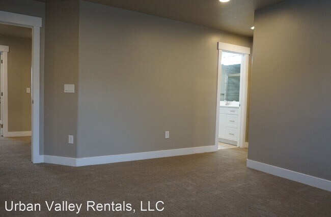 Building Photo - 3 br, 3.5 bath House - 720 E. Ryder Park Ln.