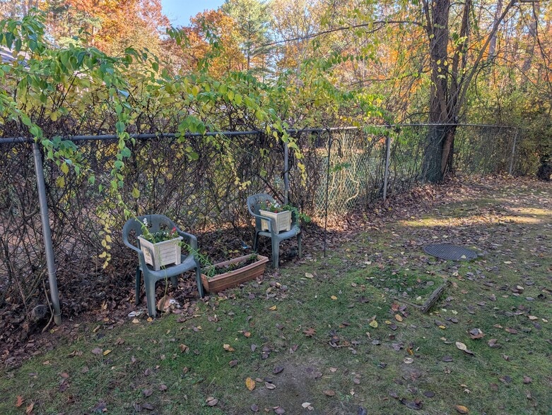 Behind unit - 33 Garden Rd