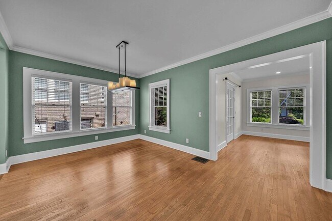 Building Photo - 876 Courtenay Dr NE