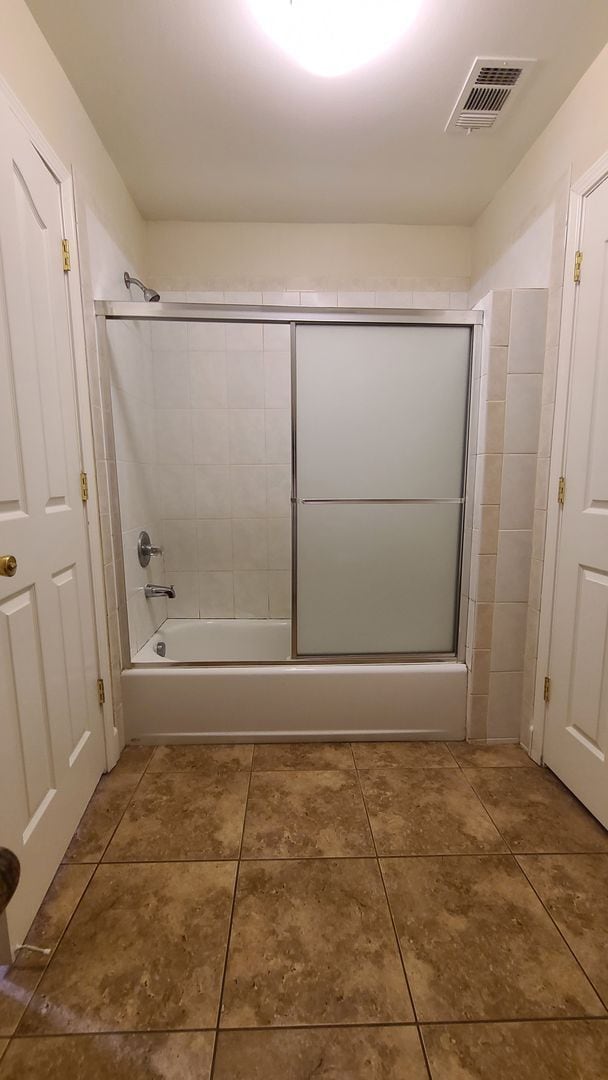 Building Photo - GREAT DOWNTOWN LOCATION!! GATED PARKING!