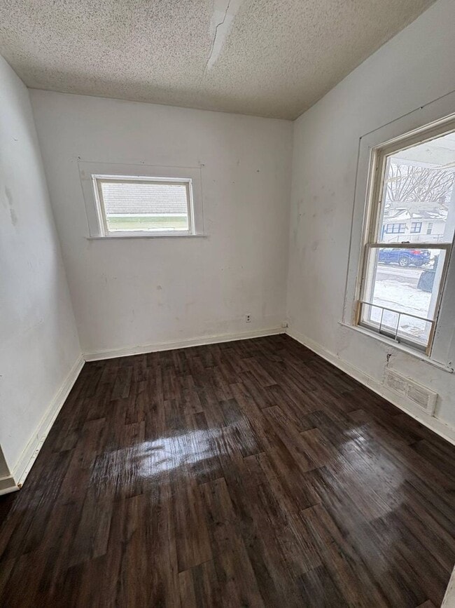 Building Photo - Freshly Updated 2-Bedroom, 1-Bathroom Home – $950/Month | 1,240 Sq. Ft.