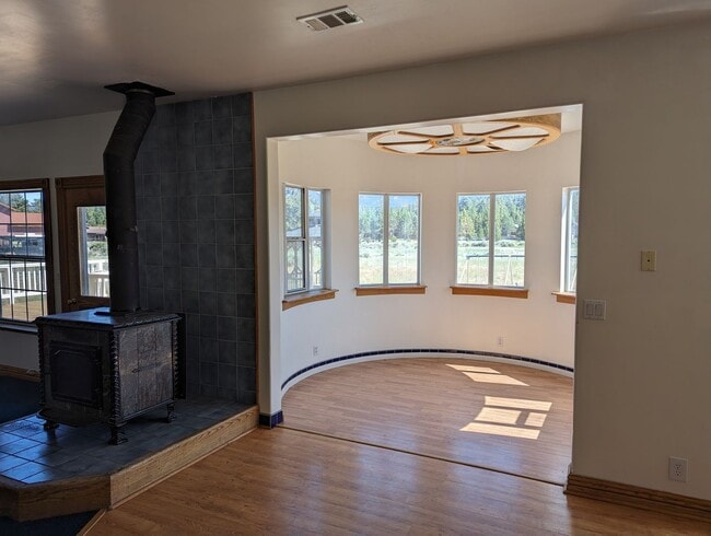 Building Photo - Very large 5 Bedroom