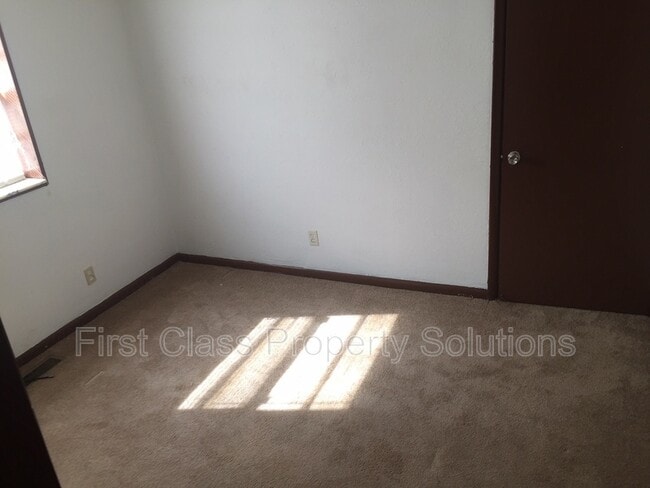 Building Photo - 704 S Hadden Ave