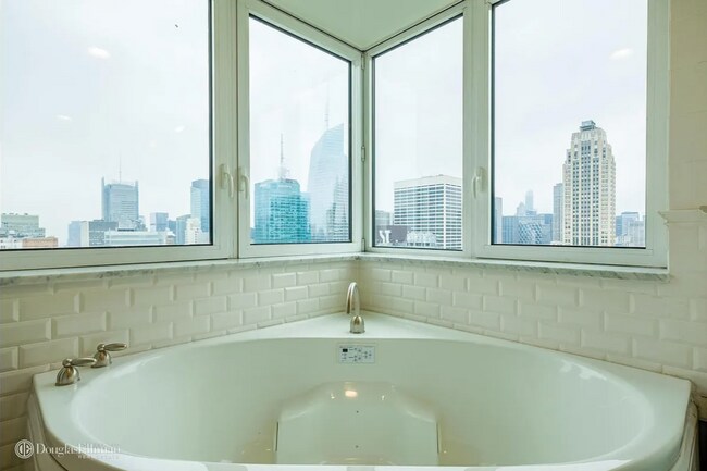 Building Photo - 425 5th Ave