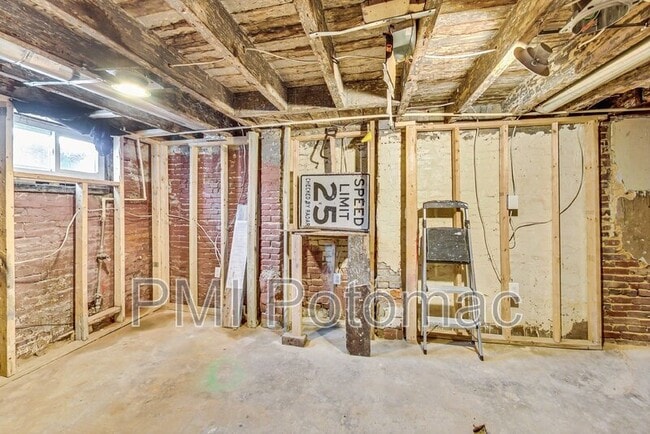 Building Photo - 834 N Stricker St