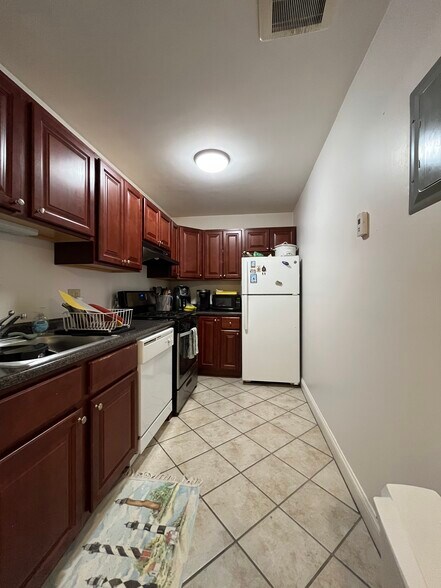Building Photo - 140 Kenrick St