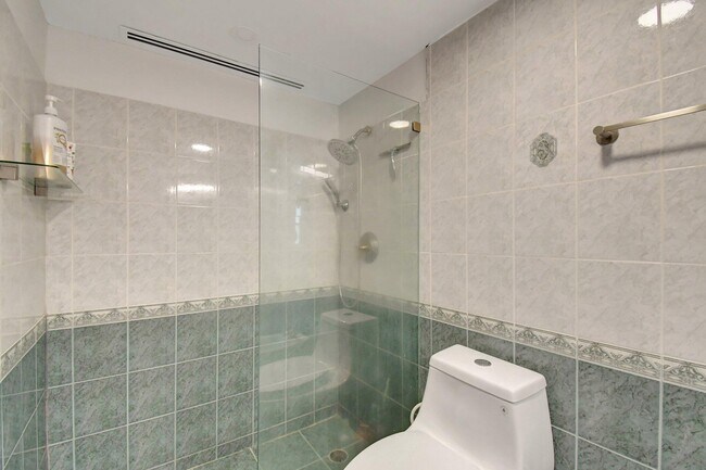 Building Photo - 300 Bayview Dr