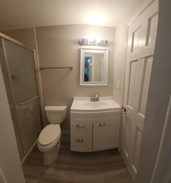 Basement Bath & Shower - 415 Pheasant Run